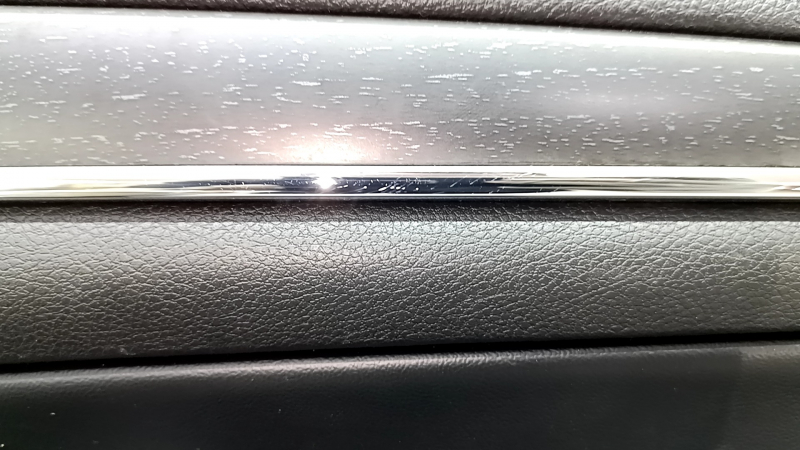 Door trim card front right Jeep Grand Cherokee WK2 17- black, with black insert leather, armrest leather, molding with chrome, under matt black wood, scratches used