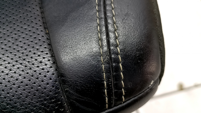 Passenger seat Jeep Grand Cherokee WK2 16-17 without airbag, electric, leather black, rusty at the bottom, dented, scratches, leather defect, for cleaning