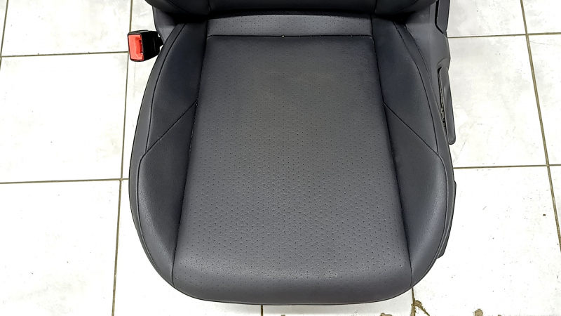 Driver's seat VW Jetta 19- without airbag, mechanical, heated, leather black