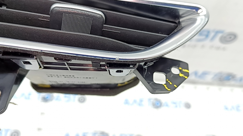 Front panel air duct deflector left Infiniti QX50 19- black with chrome, cracks in fasteners, chrome is peeling