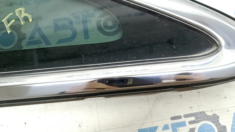 Window blind glass front right Chevrolet Bolt EV 17-23 with chrome molding, scratches on chrome