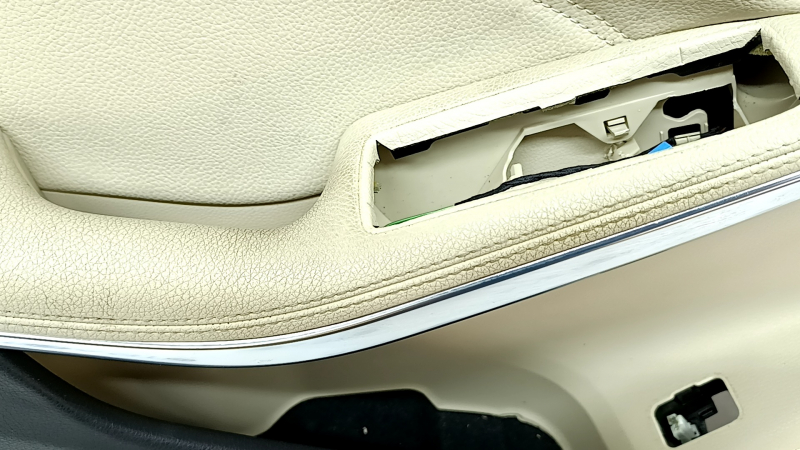 Door trim card front left Mercedes GLA 15-20 black leather, beige leather insert, leather armrest, chrome insert, scratches, dry-cleanable