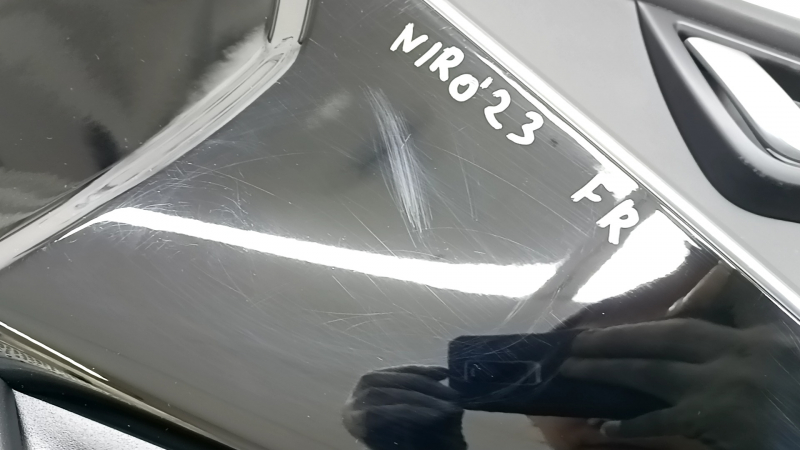 Door trim card front right Kia Niro 23- black, armrest cloth dark gray, insert black gloss, chrome molding, scratches
