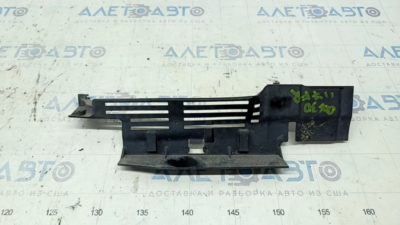 Upper right radiator deflector Infiniti QX30 17 - broken fasteners