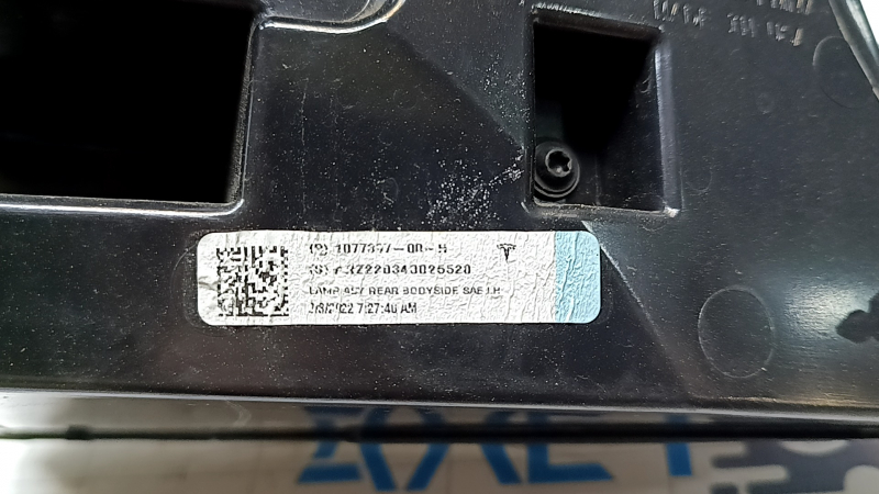 Light outer wing left Tesla Model 3 18- USA 3 pins, tape residue, minor scratches