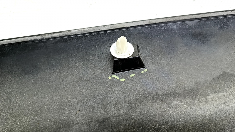 Door trim lower rear right Toyota Highlander 20- outer, cracks, broken fasteners