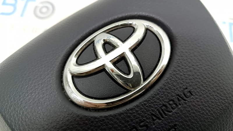 Airbag in the steering wheel driver Toyota Highlander 20-21 black, rusty squib, chrome on the emblem is peeling, scratch