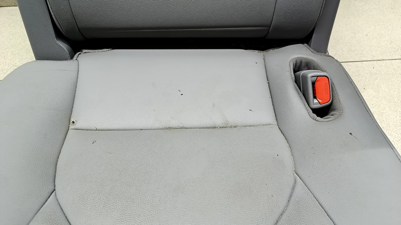 Rear row of seats 2nd row right Toyota Highlander 20-21 leather gray, XLE, tear, needs cleaning