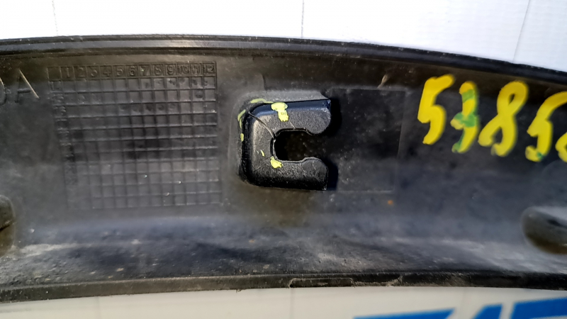 Rear right wing arch trim Nissan Rogue 14-20 scratches, broken fastening