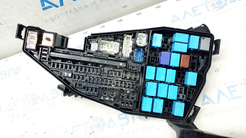 Fuse box under hood left Toyota Highlander 20- with housing, broken mount