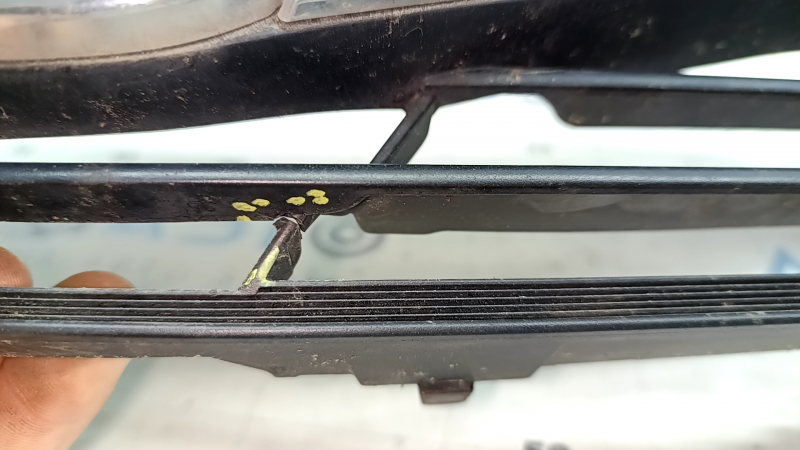 Grill radiator grill with badge Toyota Camry v50 12-14 hybrid usa LE, cracks, sand