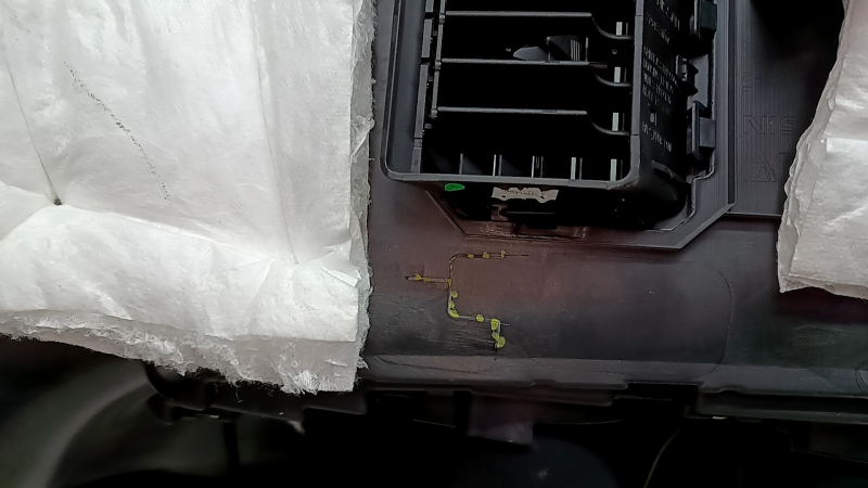 Left arch trim Nissan Pathfinder 13-18 black, Bose, scratches, broken mount