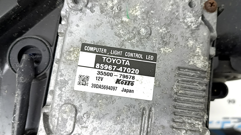 Headlight front right Toyota Prius V 12-14 complete prerest LED, sand, scratches