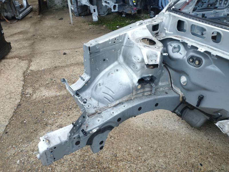 Front right quarter Lexus RX300 RX330 RX350 RX400h 04-09 on the body, silver