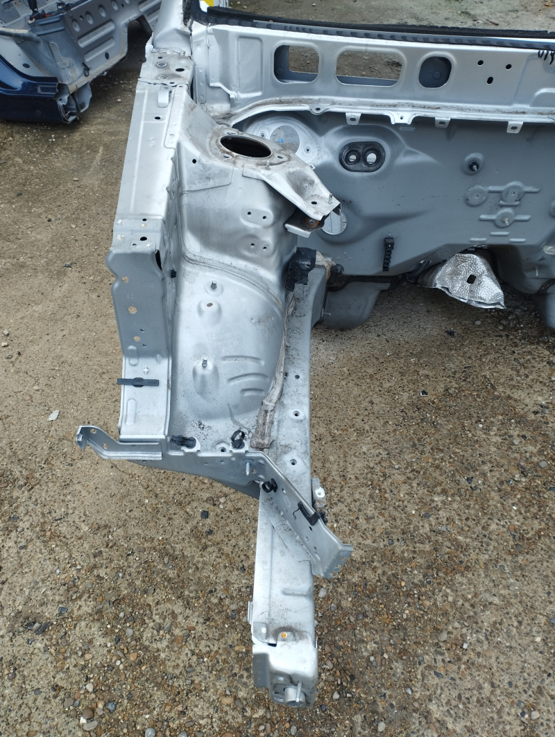 Front right quarter Lexus RX300 RX330 RX350 RX400h 04-09 on the body, silver