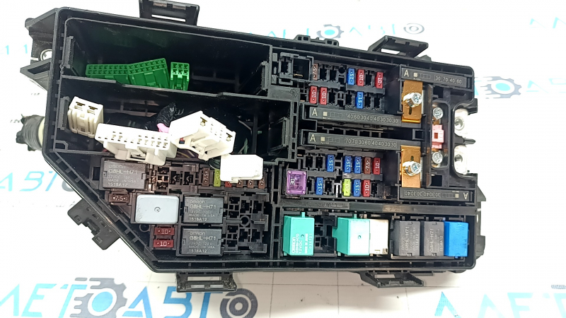 Honda Accord 18-22 underhood fuse box without cover and wiring