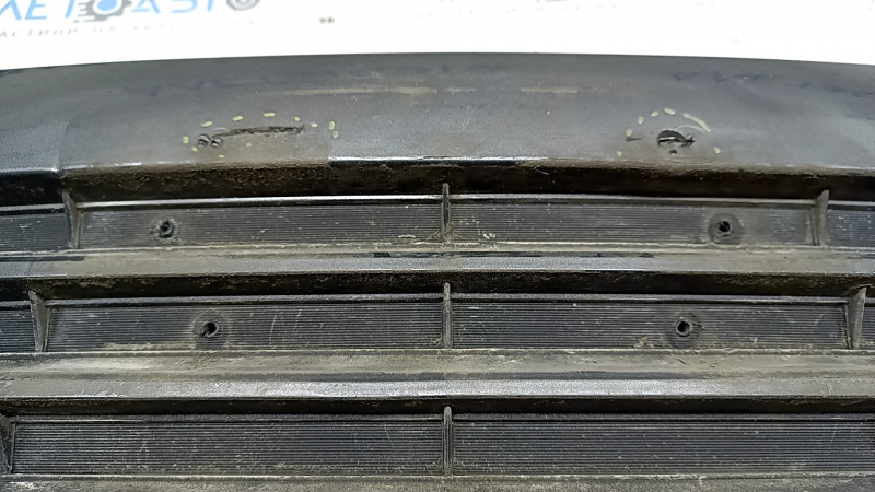 Front bumper grille Toyota Camry v55 15-17 usa LE, dents, non-standard holes, broken fasteners