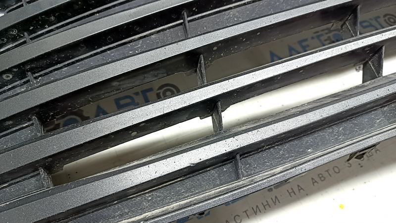 Front bumper grille Toyota Camry v55 15-17 usa LE, dents, non-standard holes, broken fasteners