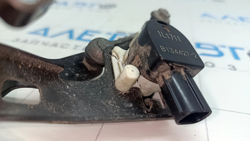Rear body position sensor Toyota Prius 50 16-22 with a tie rod, bent bracket, broken plastic