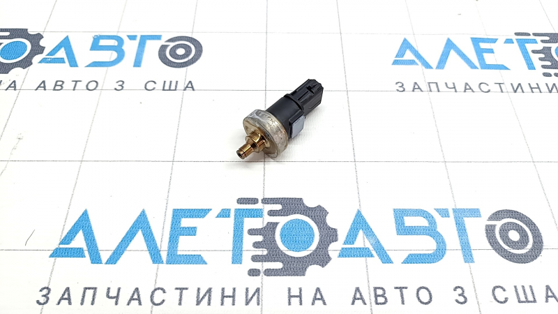 Fuel pressure sensor Toyota Sienna 21-25 on the fuel rail, high