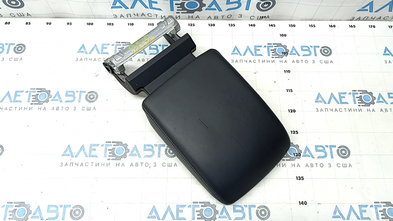 Armrest of the central console Audi Q5 80A 18-20 leather black gray stitching, retractable, scratches, leather defect