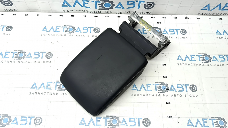 Armrest of the central console Audi Q5 80A 18-20 leather black gray stitching, retractable, scratches, leather defect