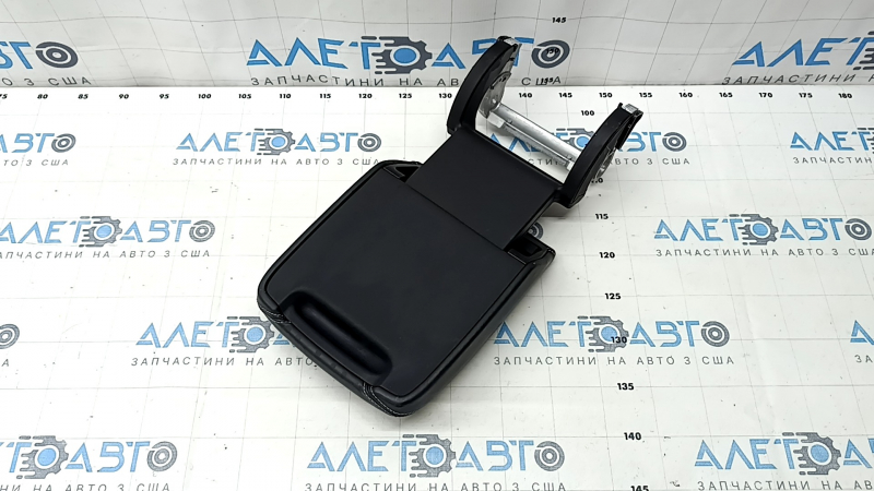 Armrest of the central console Audi Q5 80A 18-20 leather black gray stitching, retractable, scratches, leather defect
