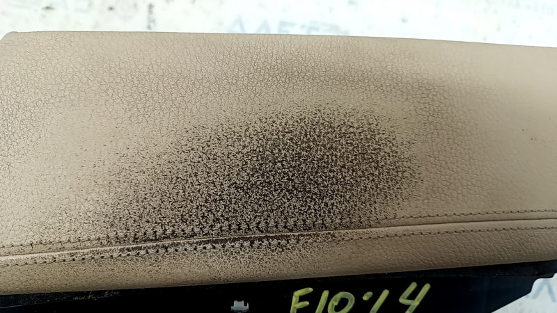 Armrest BMW 5 F10 11-16 leather Dakota beige, cracked leather, needs cleaning