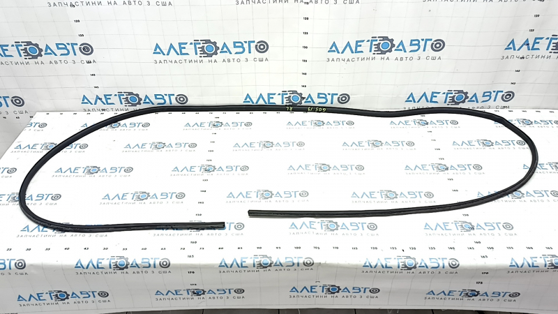 The rear left door seal of the BMW X5 G05 19-24 has come apart at the joint
