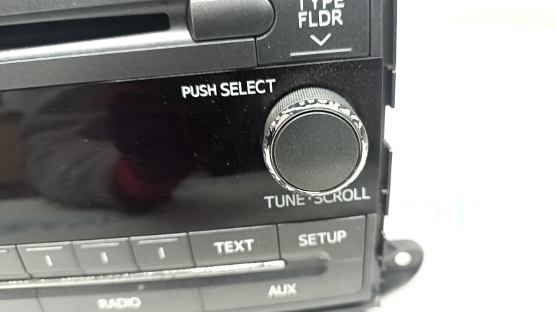 Radio tape recorder Toyota Sienna 11-14 scratches, chrome peeled off