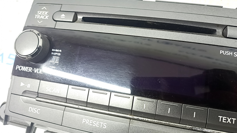 Radio tape recorder Toyota Sienna 11-14 scratches, chrome peeled off