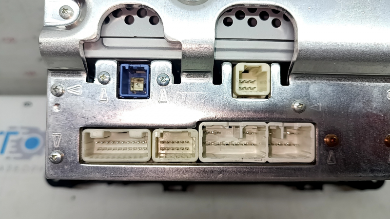 Radio tape recorder Toyota Sienna 11-14 scratches, chrome peeled off
