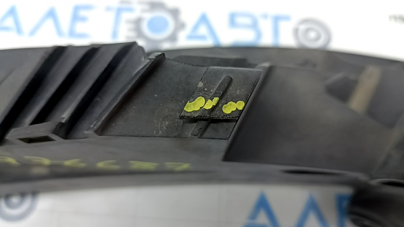 The front bumper mount under the left headlight of the Jeep Grand Cherokee WK2 17-22 is broken.