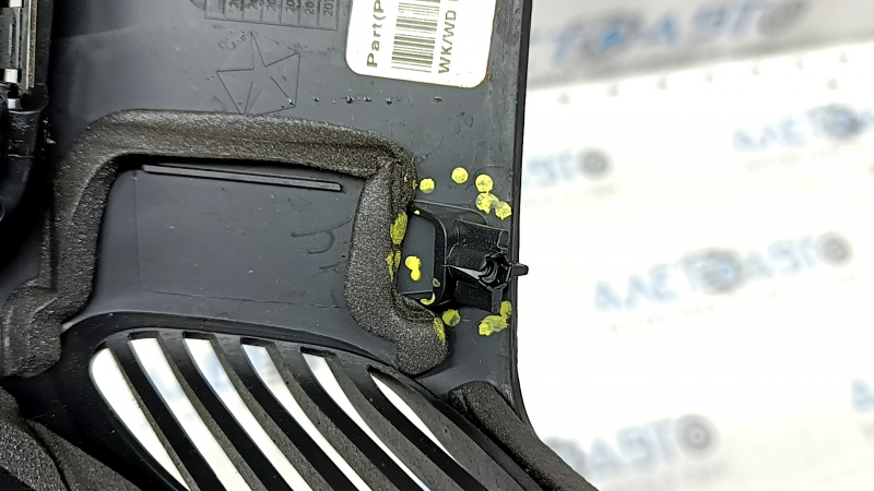 Jeep Grand Cherokee WK2 14-22 rear center console trim, black, 3 pieces, without heated seats and power outlet, scratches, cracks in the fasteners