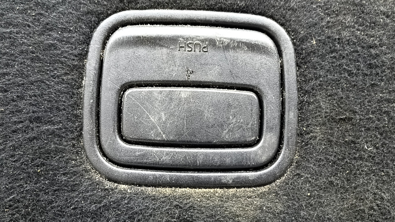 Jeep Grand Cherokee WK2 18-22 trunk floor board, black, needs cleaning, scratches on the handle, broken hook mount