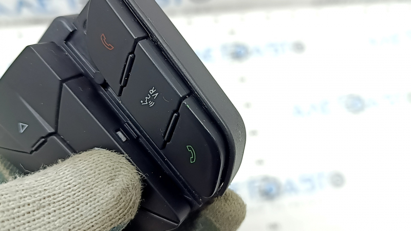The left steering wheel control buttons on a Jeep Grand Cherokee WK2 14-22 are worn out.