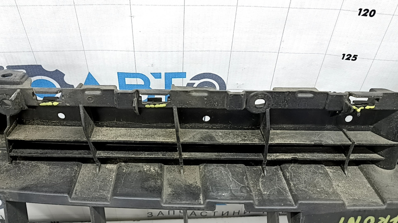 The grille frame of the Audi Q7 16-19 has broken fasteners.