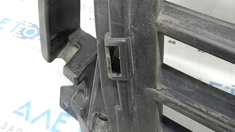 The grille frame of the Audi Q7 16-19 has broken fasteners.