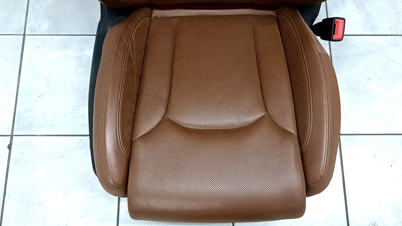 Audi Q7 16-19 passenger seat with airbag, brown leather, heated, ventilated, massage, electric, needs cleaning, scratches, dented
