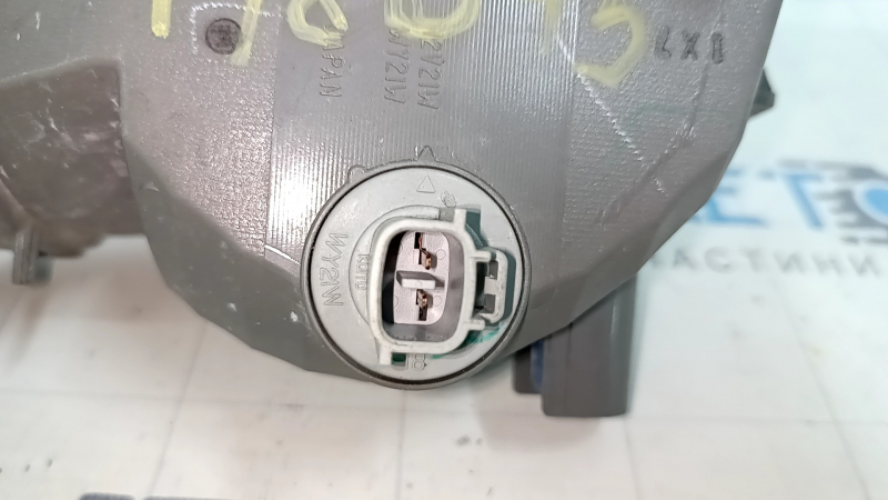 Right turn signal for a 1992 Toyota Prius V, sand and scratches.