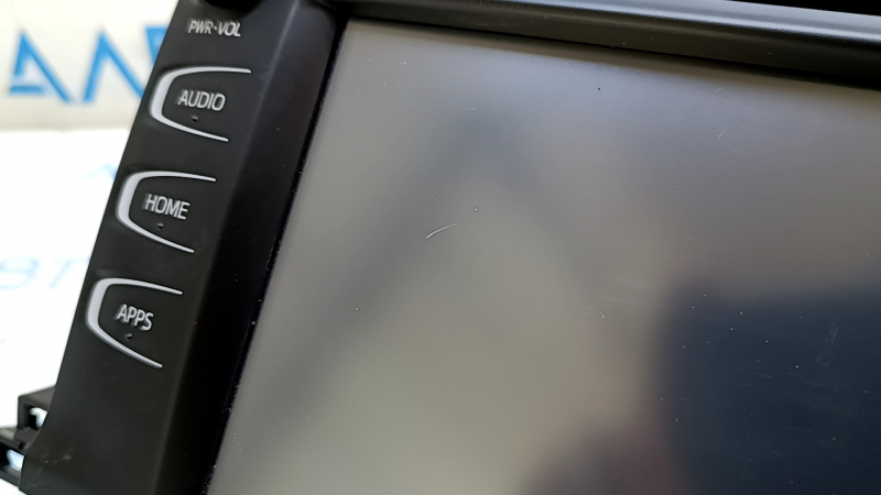 Toyota Highlander 14-16 radio tape recorder with large display and scratches