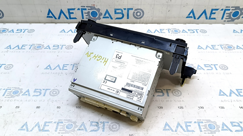 Toyota Highlander 14-16 radio tape recorder with large display and scratches
