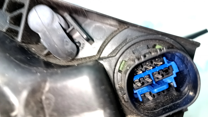 Left front headlight for Kia Niro 17-19 HEV, PHEV, with bracket, halogen, LED DRL, without seal, polishable, scratches, spider web on glass