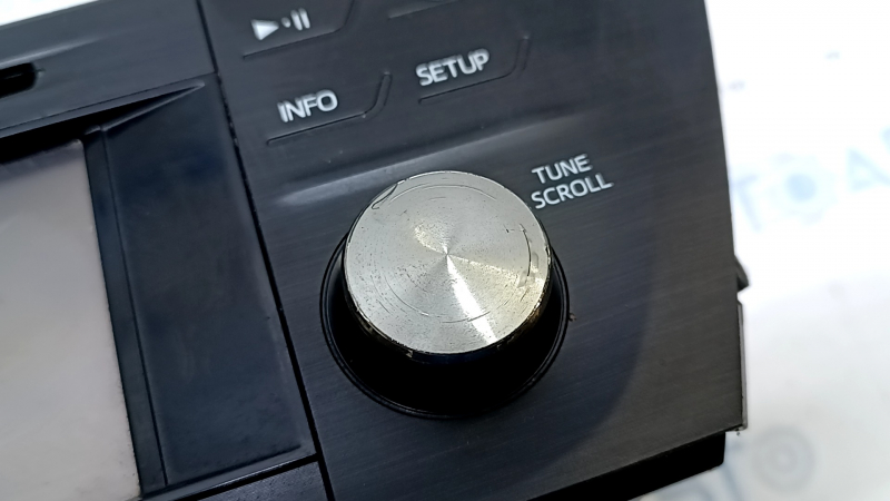 Toyota Avalon 13-14 monitor, scratches, chrome peeling