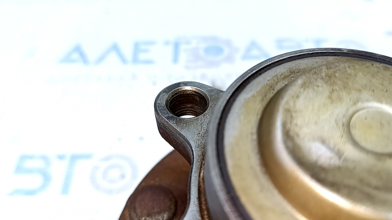 The rear right hub of a Honda Insight 19-22 has stripped hub mounting threads.