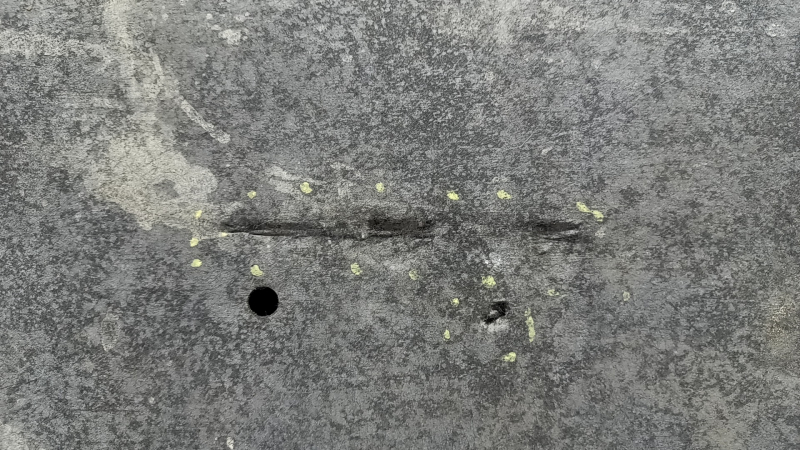 The left underbody protection of the Kia Niro 17-22 HEV, PHEV is cracked.