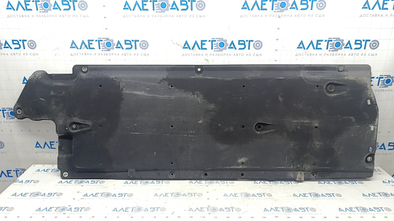 The left underbody protection of the Kia Niro 17-22 HEV, PHEV is cracked.