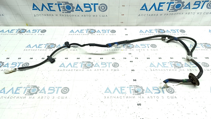 Rear bumper wiring for a Lexus RX350 RX450h 10-12 pre-restyling model, without parking sensors