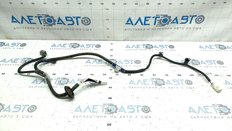 Rear bumper wiring for a Lexus RX350 RX450h 10-12 pre-restyling model, without parking sensors
