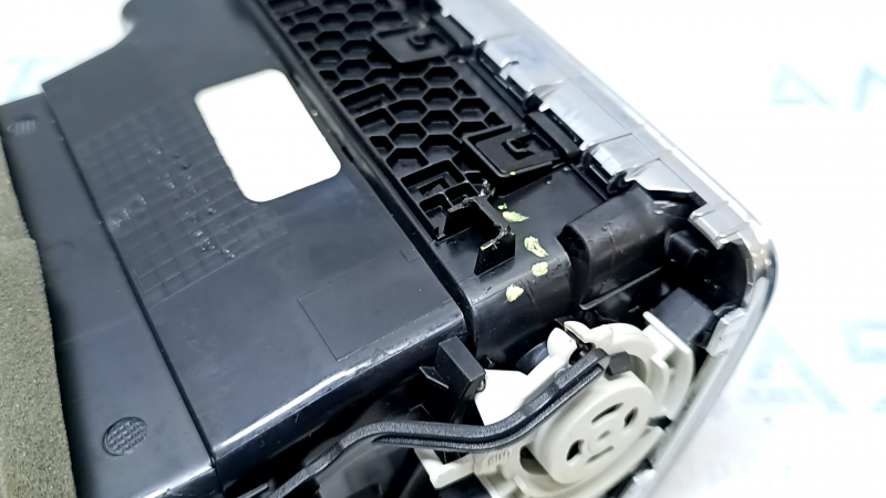 The front air vent deflector for the driver's side of the VW Passat B8 16-19 USA has a broken mount.